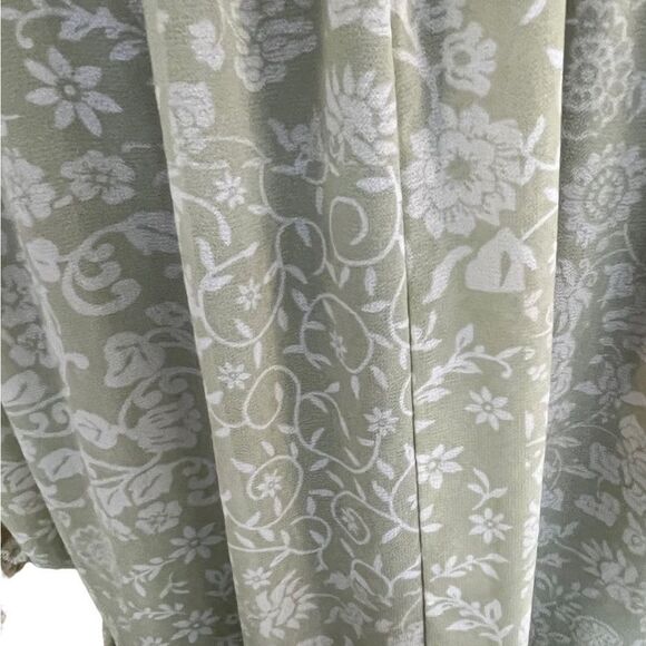 𝅺Forever 21 tiered Sage green patterned top with keyhole front and tie sz 0X - Picture 10 of 11